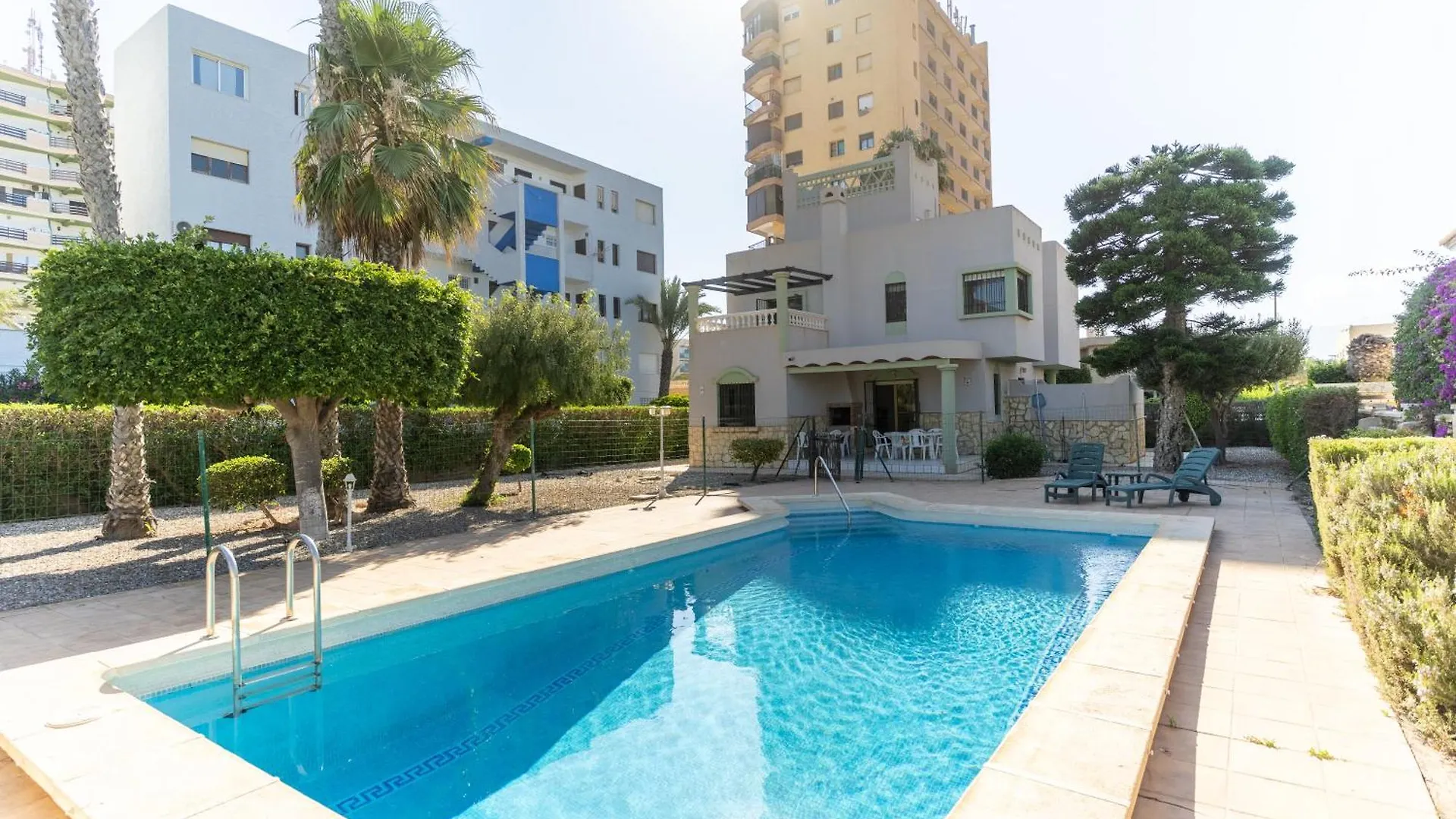 Trendyhomes Chalet Con Piscina Roquetas de Mar